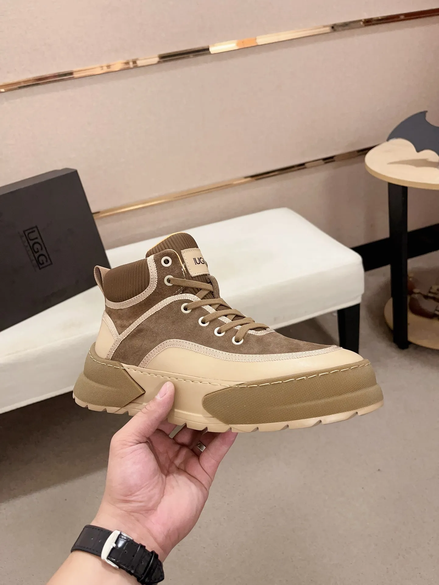 Factory Price: 380 Men's Men's Shoes💰North American Men's Shoes Ugg ☃️In the special sale of new high-quality men's shoes and snow boots in autumn and winter, the nemesis of extreme cold weather! Made of cowhide leather, merino wool lining, and original outsole, whether driving, outdoor or daily wear, there is always one that suits you! Code number 39-44